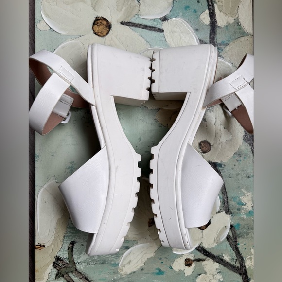 Topshop: Platform open toes in white. Pre-owned. Good condition. - Picture 2 of 5